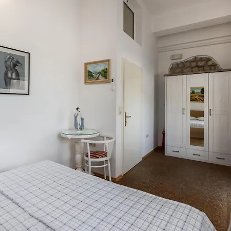 Apartment In With Wifi Kampor